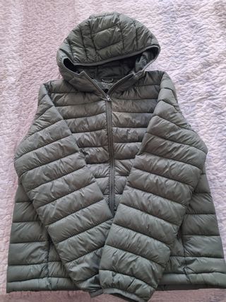Plumífero ligero verde talla L.pull&bear. 