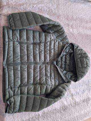 Plumífero ligero verde talla L.pull&bear. 