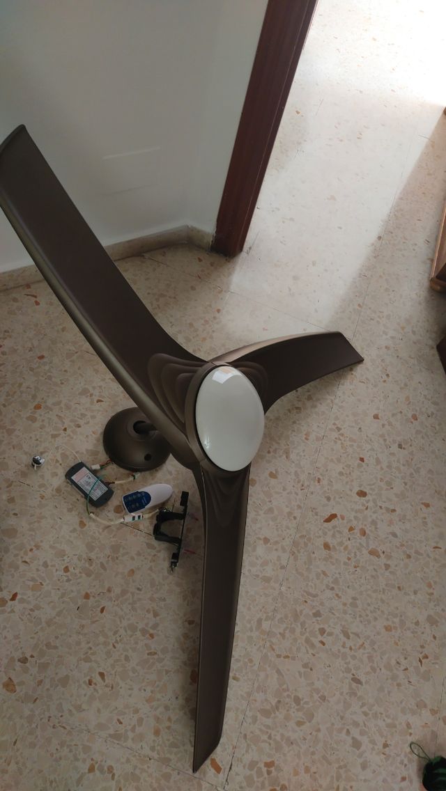 Ventilador de techo marrón y blanco