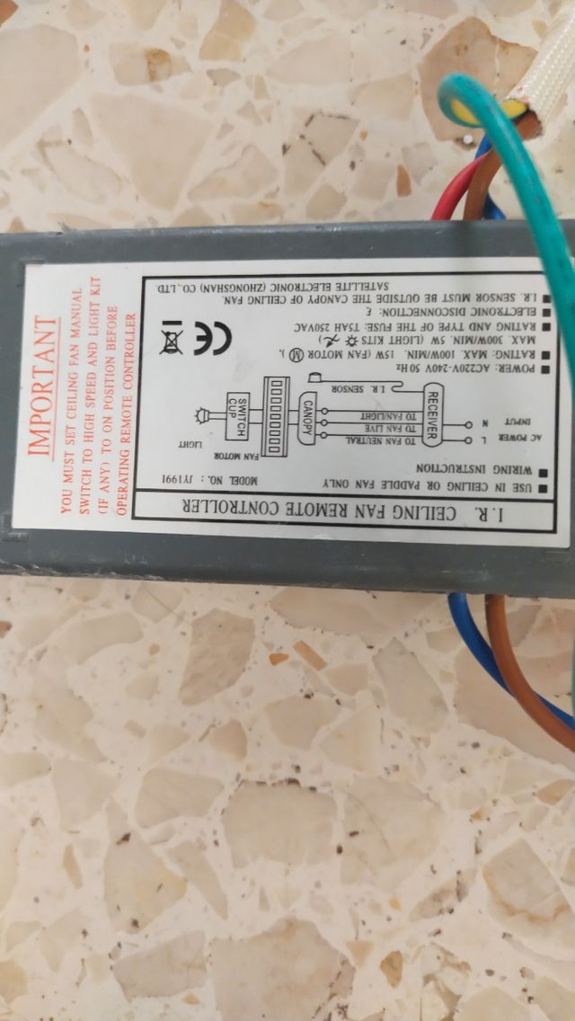 Ventilador de techo marrón y blanco