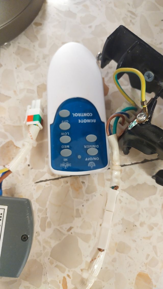 Ventilador de techo marrón y blanco