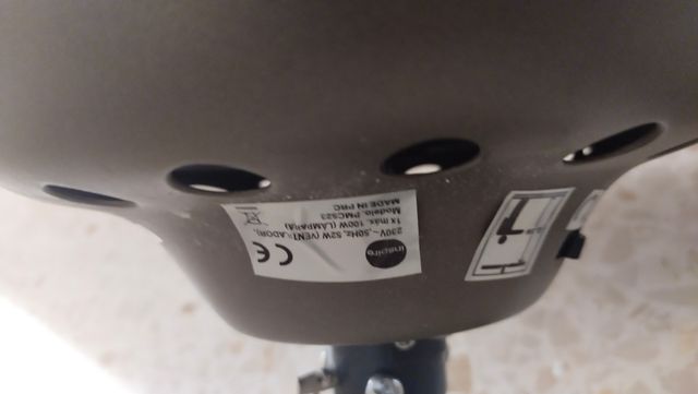 Ventilador de techo marrón y blanco