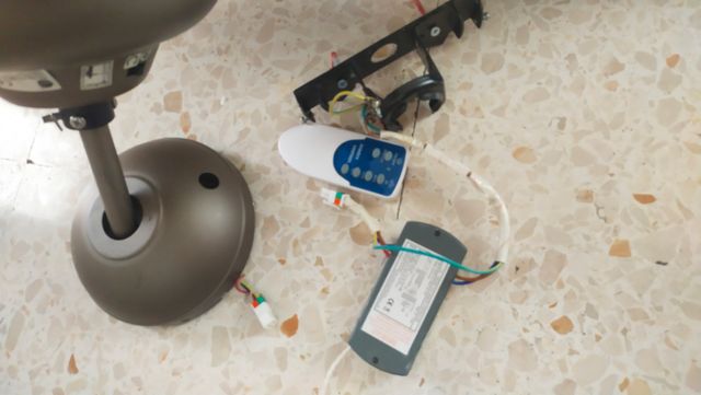 Ventilador de techo marrón y blanco