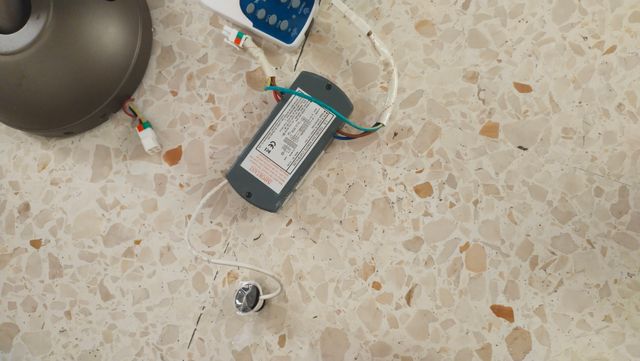 Ventilador de techo marrón y blanco