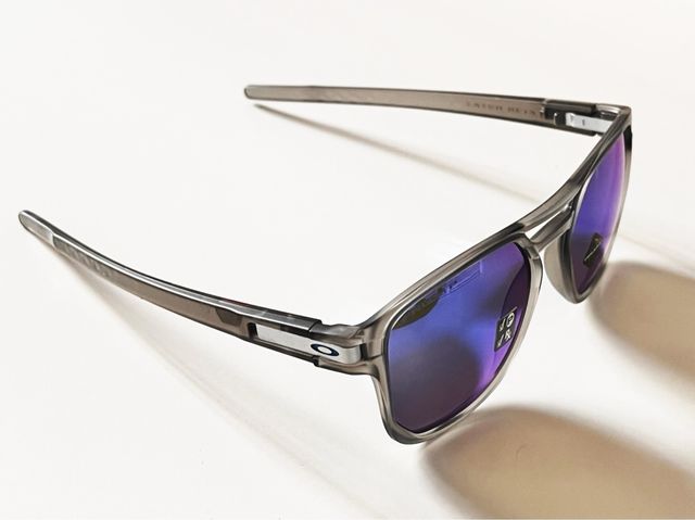 Gafas de sol Oakley grises y moradas