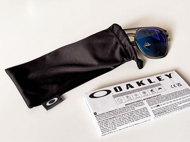Gafas de sol Oakley grises y moradas