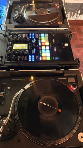 DJ con equipo propio para bodas, fiestas y eventos