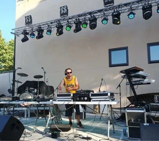 DJ con equipo propio para bodas, fiestas y eventos