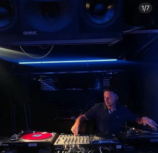 DJ con equipo propio para bodas, fiestas y eventos