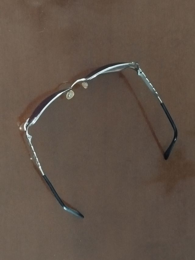 Gafas de sol plateadas y violetas