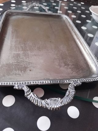 Juego de cubiertos de alpaca plateado y bandeja