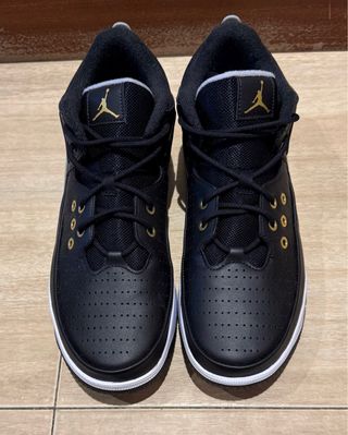 Jordan MAX Aura 5 Negro y Dorado