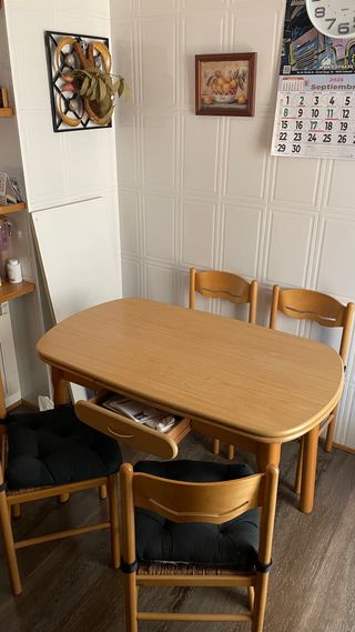 Mesa de cocina madera con 4 sillas y cajón