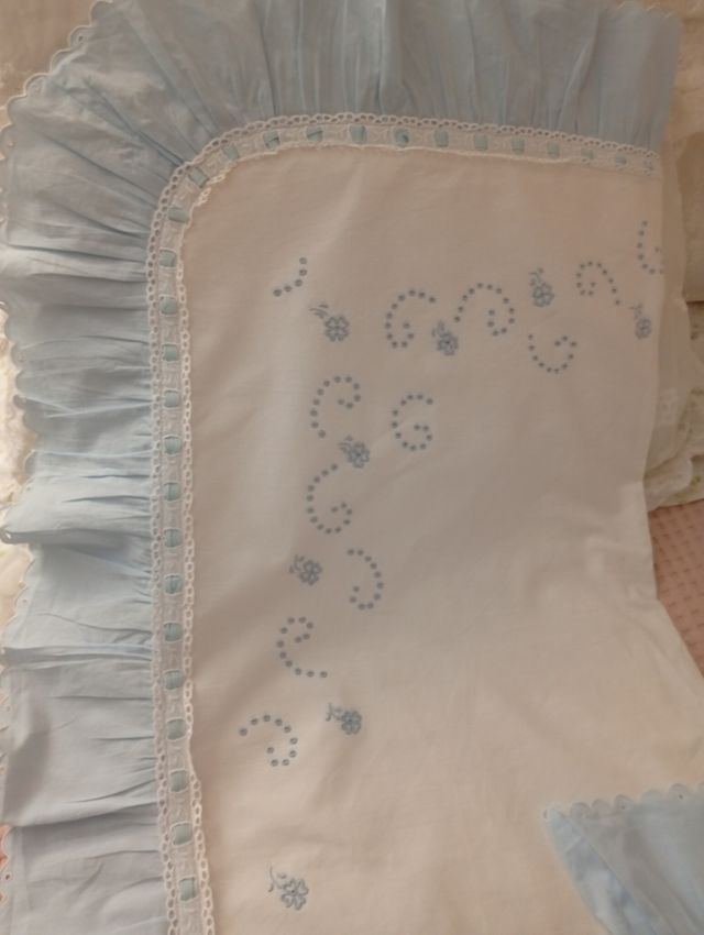 Almofada e fundo de bancada em lençol