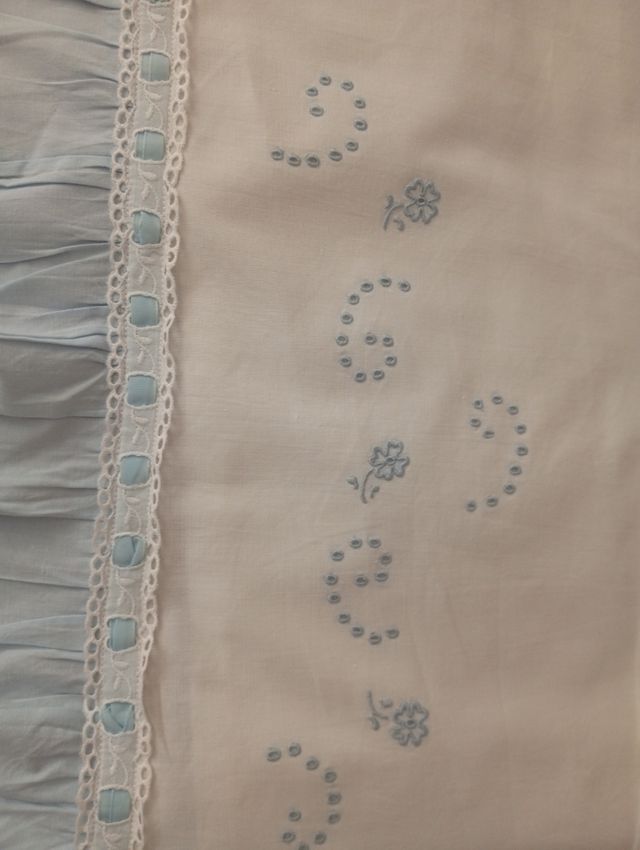 Almofada e fundo de bancada em lençol