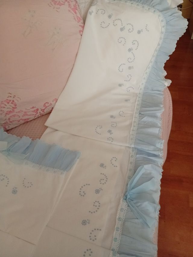 Almofada e fundo de bancada em lençol