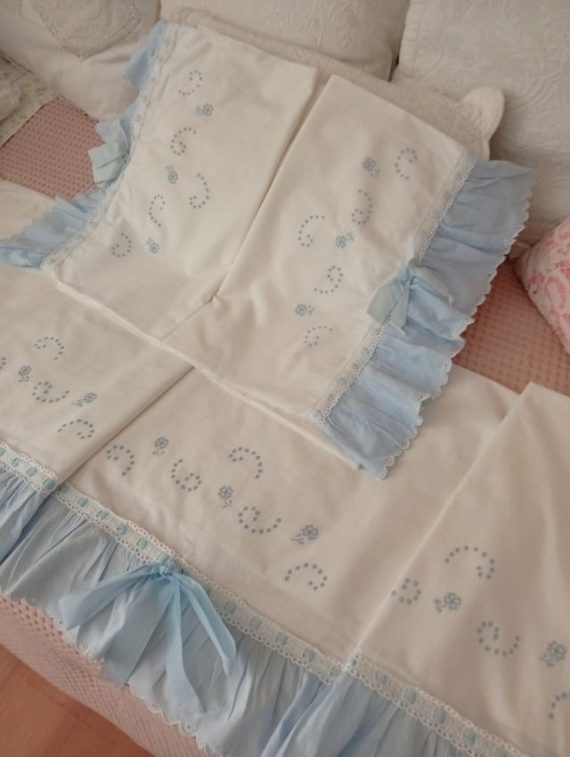 Almofada e fundo de bancada em lençol