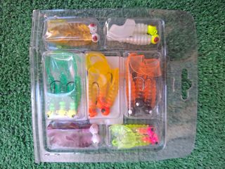 Caja 17 señuelos pesca