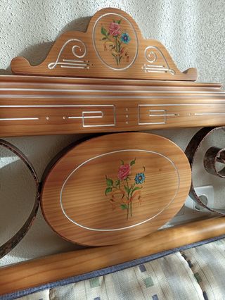 2 CAMAS Y MESITA. MADERA MACIZA Y FORJA DECORADAS