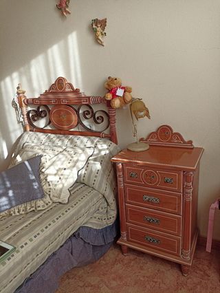 2 CAMAS Y MESITA. MADERA MACIZA Y FORJA DECORADAS