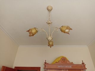 2 CAMAS Y MESITA. MADERA MACIZA Y FORJA DECORADAS