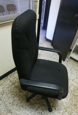 Sillón de oficina negro con ruedas