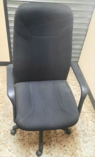 Sillón de oficina negro con ruedas
