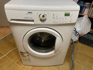Lavadora blanca zanussi de fondo 45