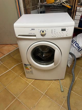 Lavadora blanca zanussi de fondo 45