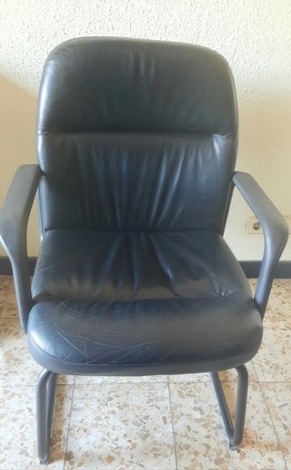 Sillón de oficina de piel negro