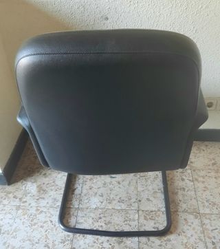 Sillón de oficina de piel negro
