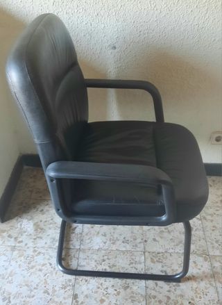 Sillón de oficina de piel negro