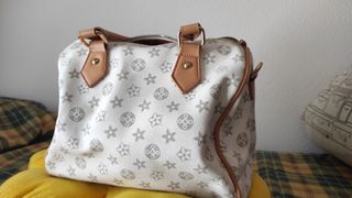 Bolso de mano blanco y marrón