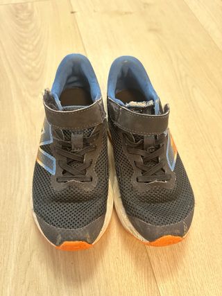 2 pares de Zapatos New Balance Niños Talla 32