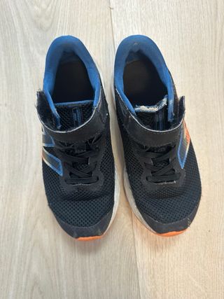 2 pares de Zapatos New Balance Niños Talla 32