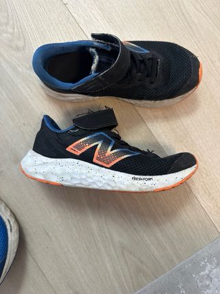 2 pares de Zapatos New Balance Niños Talla 32