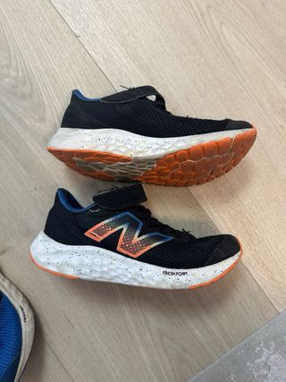 2 pares de Zapatos New Balance Niños Talla 32