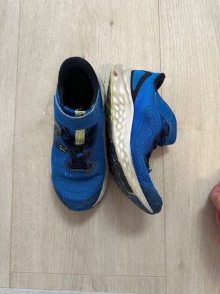 2 pares de Zapatos New Balance Niños Talla 32