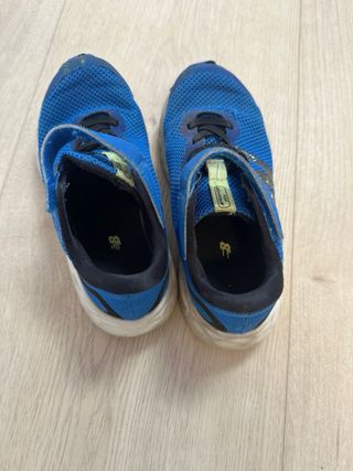 2 pares de Zapatos New Balance Niños Talla 32