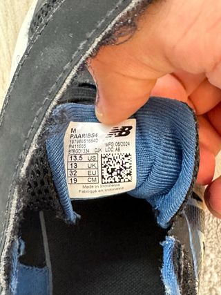 2 pares de Zapatos New Balance Niños Talla 32