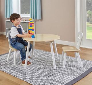 Mesa y 2 sillas infantiles nuevas