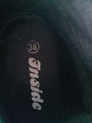 Zapatillas de niña con cordones y velcro .