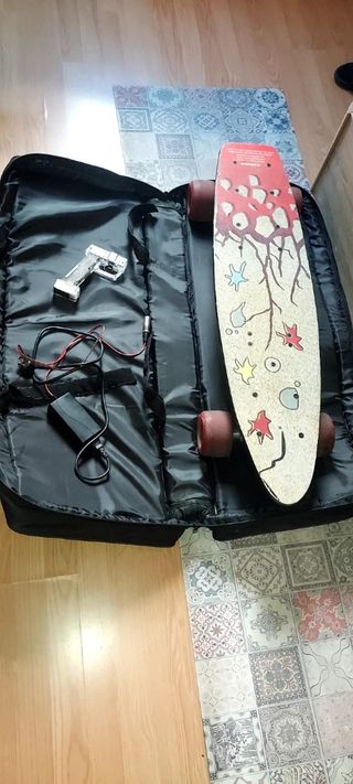 Longboard eléctrico americano con mando manual.