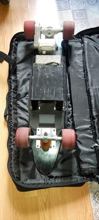 Longboard eléctrico americano con mando manual.