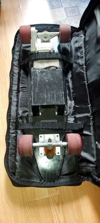 Longboard eléctrico americano con mando manual.
