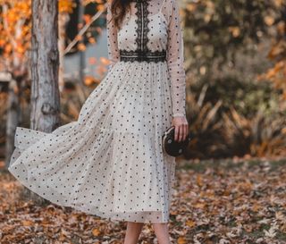 Vestido plumeti beige y negro.