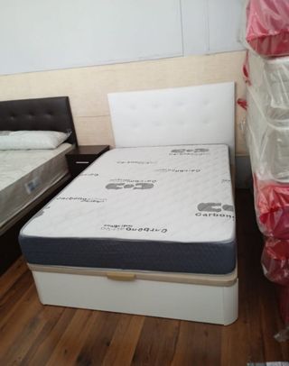 Dormitorio completo: cama, canapé y colchón