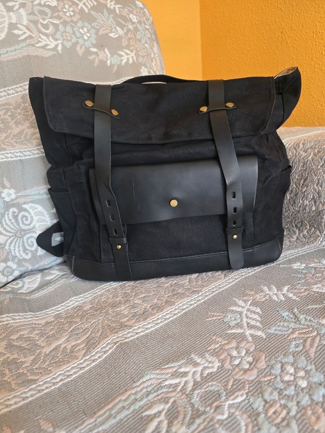 Bolso de lona negro con detalles en piel