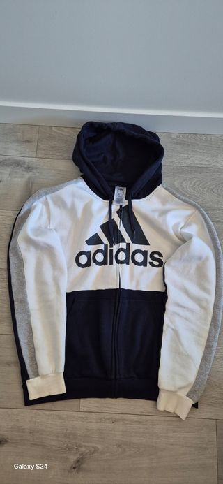 Sudadera Adidas con cremallera
MUY POCO USO