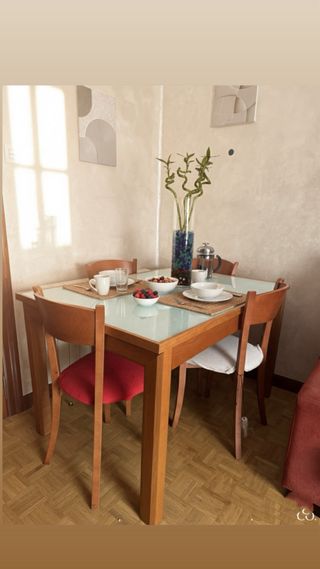Mesa de comedor de madera y cristal